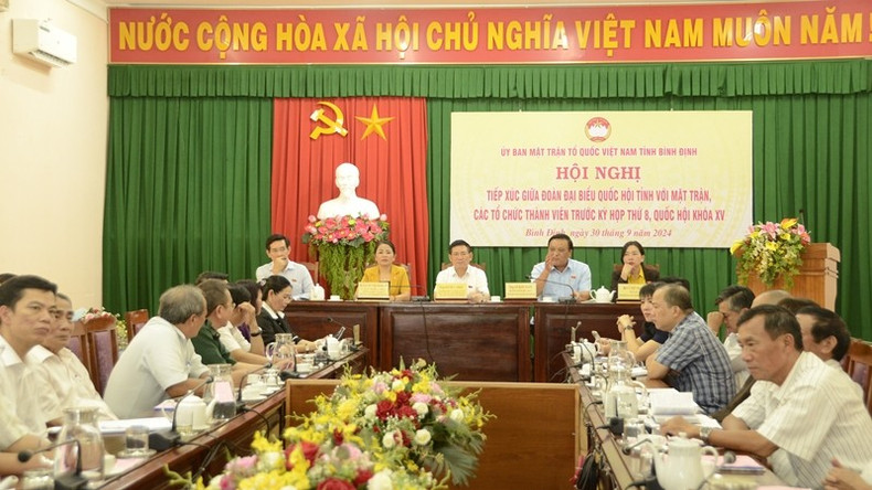 Общий вид встречи с избирателями в городе Кюиньон.