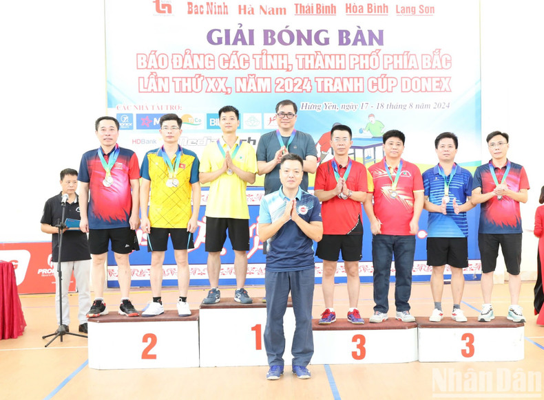 Журналисты Нгуен Хоанг Линь и Чан Киен Жанг (газета «Хынгйен») выиграли первый приз в парном разряде среди мужчин до 45 лет. Журналисты Нгуен Хоанг Линь и Чан Киен Жанг (газета «Хынгйен») выиграли первый приз в парном разряде среди мужчин до 45 лет.