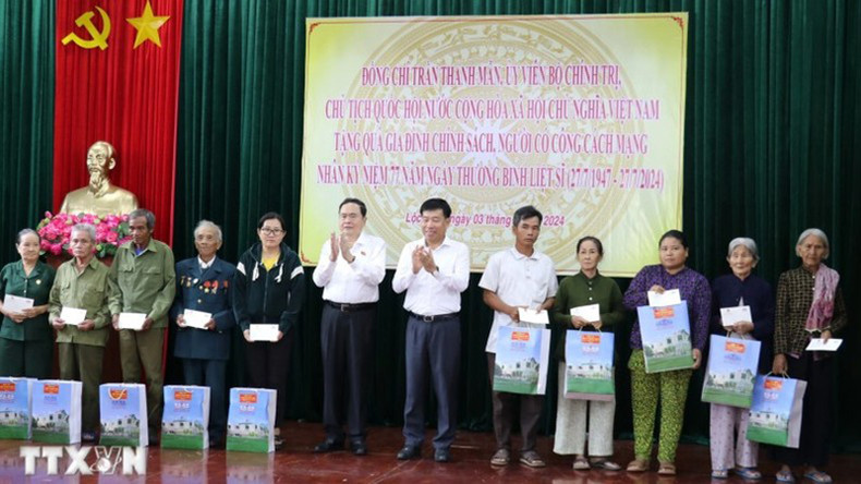 По случаю 77-го Дня инвалидов войны и павших бойцов Председатель НС Чан Тхань Ман вручает подарки семьям льготной категории и людям, имеющим заслуги перед революцией. Фото: ВИА По случаю 77-го Дня инвалидов войны и павших бойцов Председатель НС Чан Тхань Ман вручает подарки семьям льготной категории и людям, имеющим заслуги перед революцией. Фото: ВИА