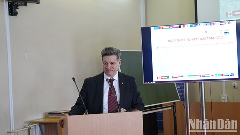 Директор Института Хо Ши Мина д.и.н., профессор СПбГУ В.Н. Колотов выступает на мероприятии. Фото: Суан Хынг Директор Института Хо Ши Мина д.и.н., профессор СПбГУ В.Н. Колотов выступает на мероприятии. Фото: Суан Хынг