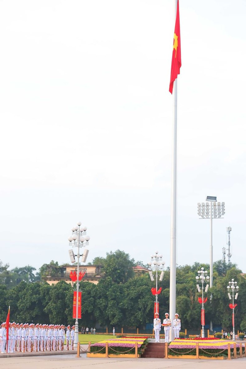 Церемония поднятия флага в честь 79-й годовщины независимости страны на исторической площади Бадинь. Церемония поднятия флага в честь 79-й годовщины независимости страны на исторической площади Бадинь.