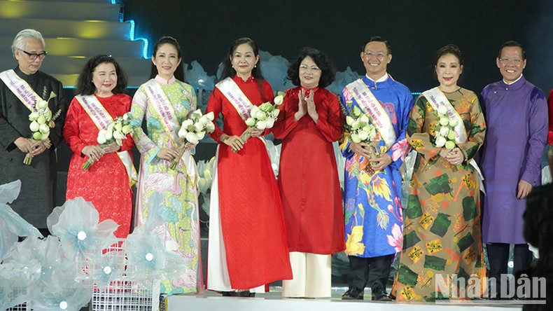 Делегаты вручают цветы послам фестиваля «аозай» в этом году.