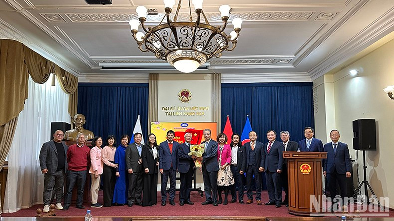 Представители Вьетнамской ассоциации литературы и искусства в России фотографируются с руководителями и сотрудниками Посольства. Фото: Тхюи Ван Представители Вьетнамской ассоциации литературы и искусства в России фотографируются с руководителями и сотрудниками Посольства. Фото: Тхюи Ван