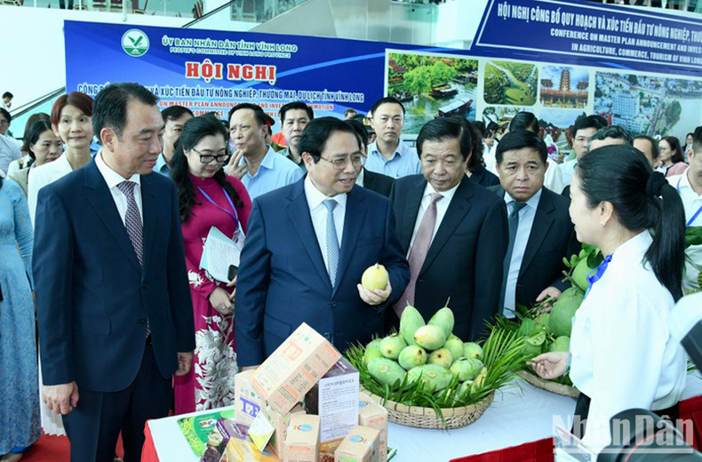 Премьер-министр Фам Минь Тьинь посещает стенд, на котором представлены продукты OCOP провинции Виньлонг. Премьер-министр Фам Минь Тьинь посещает стенд, на котором представлены продукты OCOP провинции Виньлонг.