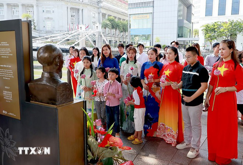 Вьетнамцы, проживающие в Сингапуре, возлагают цветы в память о великом Президенте Хо Ши Мине. Фото: ВИА Вьетнамцы, проживающие в Сингапуре, возлагают цветы в память о великом Президенте Хо Ши Мине. Фото: ВИА