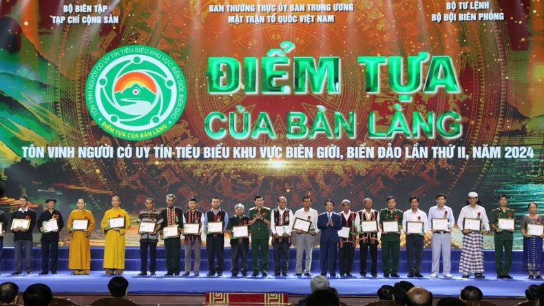 Министр обороны Фан Ван Жанг и Председатель Комитета по делам народностей Хау А Лень вручают делегатам логотипы и сертификаты программы. Министр обороны Фан Ван Жанг и Председатель Комитета по делам народностей Хау А Лень вручают делегатам логотипы и сертификаты программы.