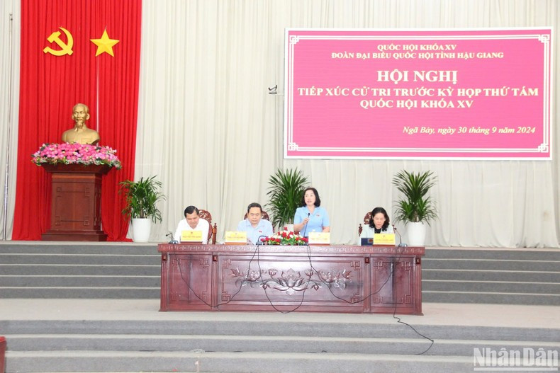 Председатель НС Чан Тхань Ман обсуждает вопросы с местными кадровыми работниками и жителями в городе Нгабэй. Фото: Фунг Зунг