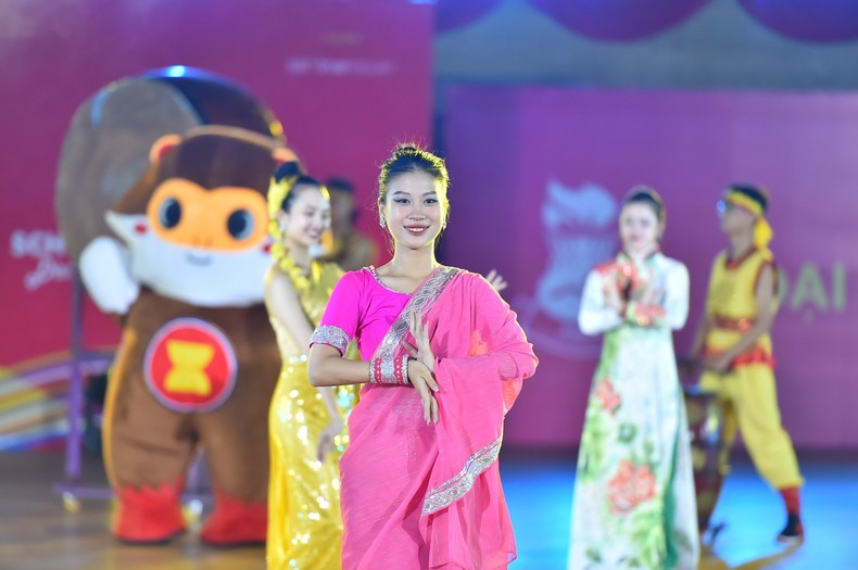 Художественные номера отражают культурный колорит Вьетнама и стран Юго-Восточной Азии.