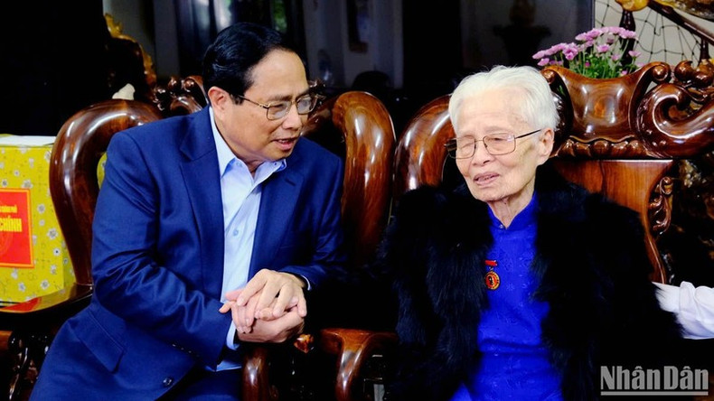 Премьер-министр Фам Минь Тьинь навещает вьетнамскую мать-героиню Чан Тхи Тхунг. Премьер-министр Фам Минь Тьинь навещает вьетнамскую мать-героиню Чан Тхи Тхунг.