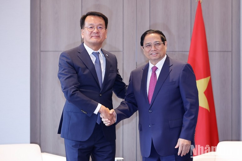 Премьер-министр Фам Минь Тьинь принимает руководителя корпорации Celltrion. Фото: Нят Бак Премьер-министр Фам Минь Тьинь принимает руководителя корпорации Celltrion. Фото: Нят Бак