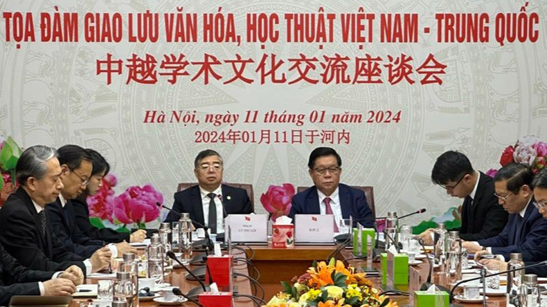 Товарищ Нгуен Чонг Нгиа и товарищ Ли Шулэй председательствуют на беседе. Товарищ Нгуен Чонг Нгиа и товарищ Ли Шулэй председательствуют на беседе.