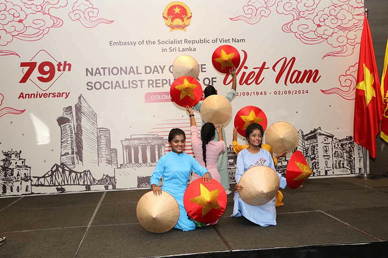 Дети исполняют танец с коническими шляпами «нонла». Фото: baoquocte.vn Дети исполняют танец с коническими шляпами «нонла». Фото: baoquocte.vn