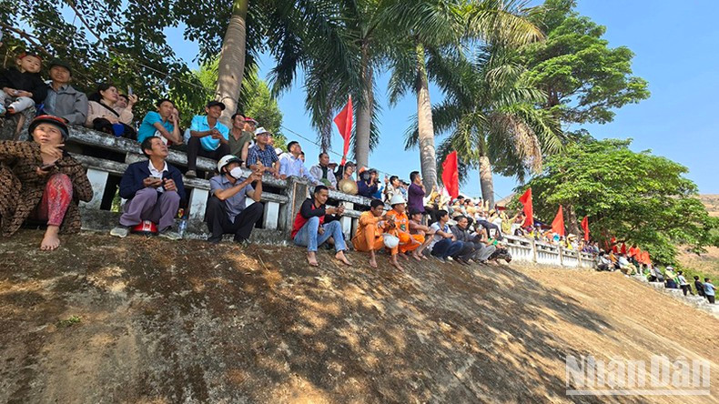 Большое количество местных жителей и туристов приехало, чтобы насладиться парапланеризмом.