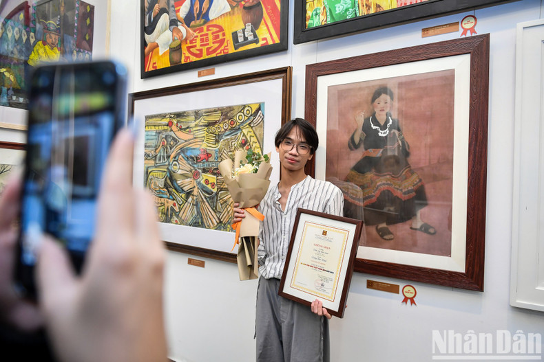В конкурсе соревновались очень молодые авторы. На фото молодой Зыонг Дык Тхинь, 2004 года рождения, чья работа получила поощрительный приз. В конкурсе соревновались очень молодые авторы. На фото молодой Зыонг Дык Тхинь, 2004 года рождения, чья работа получила поощрительный приз.