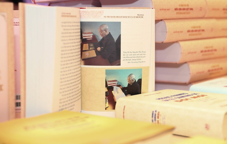 Содержание выступлений и статей в книге демонстрирует глубокий интерес Генерального секретаря ЦК КПВ Нгуен Фу Чонга к вопросу построения, сохранения и развития вьетнамской культуры. Содержание выступлений и статей в книге демонстрирует глубокий интерес Генерального секретаря ЦК КПВ Нгуен Фу Чонга к вопросу построения, сохранения и развития вьетнамской культуры.