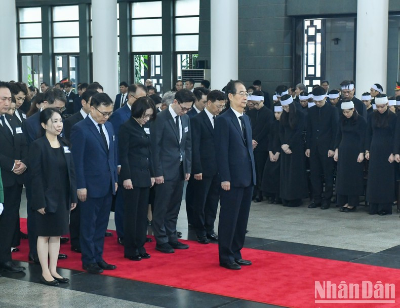 Делегация Южной Кореи чтит память Генерального секретаря ЦК КПВ Нгуен Фу Чонга. Делегация Южной Кореи чтит память Генерального секретаря ЦК КПВ Нгуен Фу Чонга.