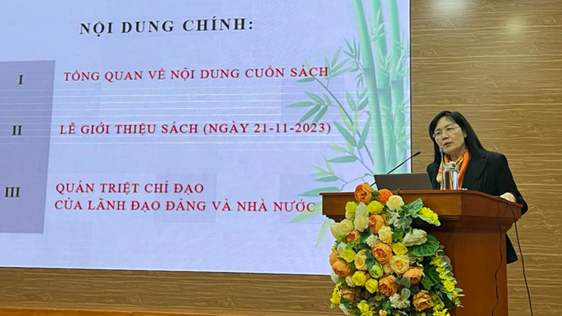 Товарищ Фам Лан Зунг представляет содержание книги. Товарищ Фам Лан Зунг представляет содержание книги.