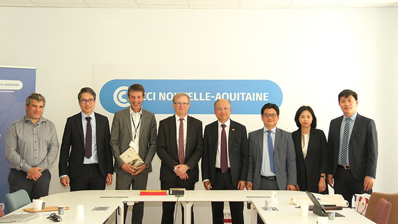Посол Динь Тоан Тханг на рабочей встрече с руководителями Торгово-промышленной палаты региона Новая Аквитания. Фото: Минь Зюи Посол Динь Тоан Тханг на рабочей встрече с руководителями Торгово-промышленной палаты региона Новая Аквитания. Фото: Минь Зюи
