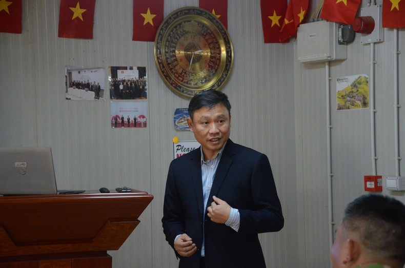 Начальник военно-полевого госпиталя 2-го уровня №5 Нгуен Ха Нгок выступает с речью. Фото предоставлено военно-полевым госпиталем 2-го уровня №5 Начальник военно-полевого госпиталя 2-го уровня №5 Нгуен Ха Нгок выступает с речью. Фото предоставлено военно-полевым госпиталем 2-го уровня №5