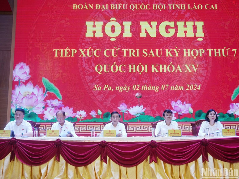 Товарищ Чан Кам Ту на встрече с избирателями в городском уезде Шапа (провинция Лаокай). Товарищ Чан Кам Ту на встрече с избирателями в городском уезде Шапа (провинция Лаокай).