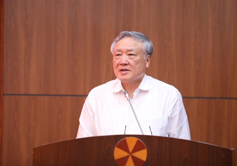 Товарищ Нгуен Хоа Бинь выступает на рабочей встрече. Товарищ Нгуен Хоа Бинь выступает на рабочей встрече.