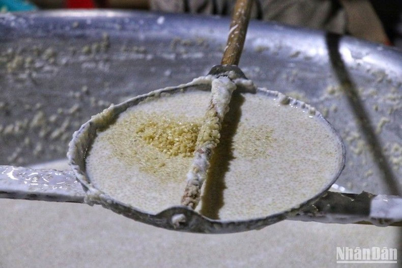 Рисовая бумага Тюилоан изготавливается полностью вручную. Фото: Ань Дао