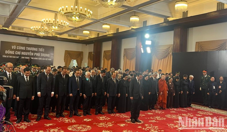 Делегация Парткома, Народного совета, Народного комитета, Комитета ОФВ города Хошимина во главе с членом Политбюро, Секретарем Парткома г. Хошимина Нгуен Ван Нэном чтит память Генерального секретаря ЦК КПВ Нгуен Фу Чонга в актовом зале «Объединение» в г. Хошимине. Делегация Парткома, Народного совета, Народного комитета, Комитета ОФВ города Хошимина во главе с членом Политбюро, Секретарем Парткома г. Хошимина Нгуен Ван Нэном чтит память Генерального секретаря ЦК КПВ Нгуен Фу Чонга в актовом зале «Объединение» в г. Хошимине.