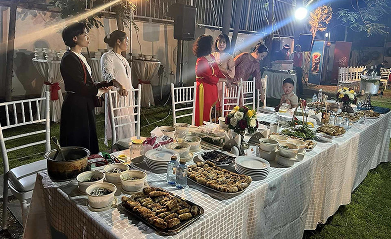 Гости имели возможность насладиться традиционными вьетнамскими блюдами. Фото: baoquocte.vn Гости имели возможность насладиться традиционными вьетнамскими блюдами. Фото: baoquocte.vn