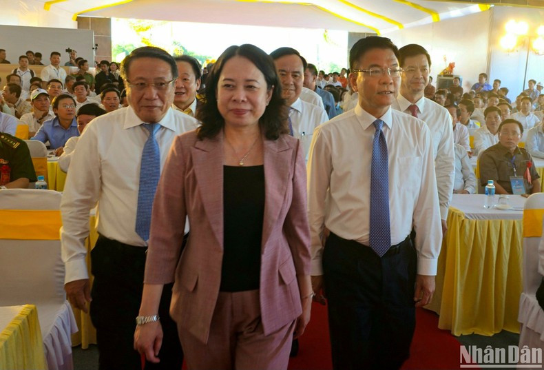 Вице-президент Во Тхи Ань Суан, Вице-премьер Ле Тхань Лонг и делегаты на церемонии. Вице-президент Во Тхи Ань Суан, Вице-премьер Ле Тхань Лонг и делегаты на церемонии.