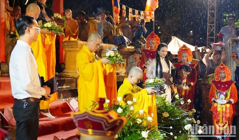 Монахи совершают ритуал воскурения благовоний.