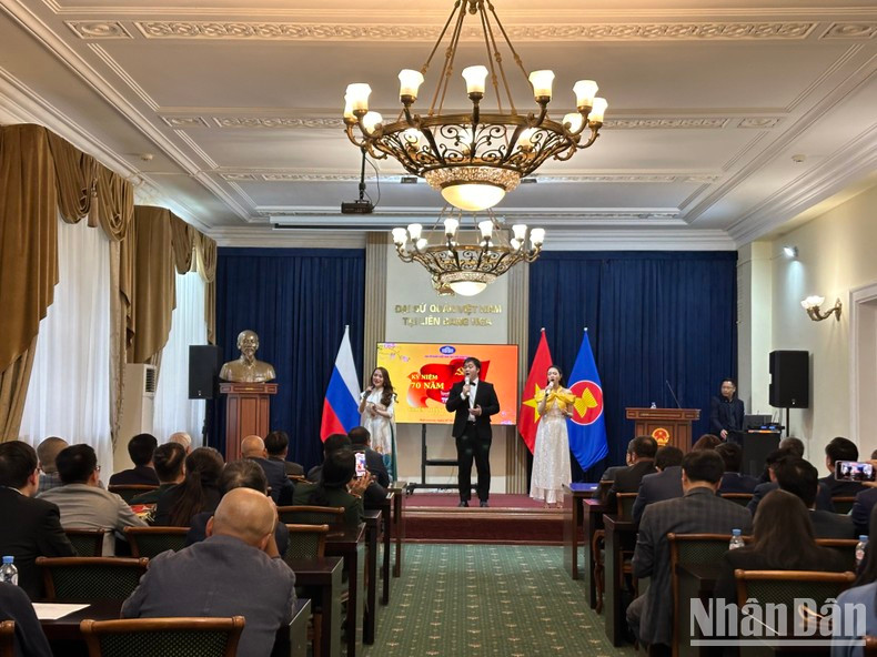 Художественный номер на церемонии. Фото: Тхюи Ван Художественный номер на церемонии. Фото: Тхюи Ван