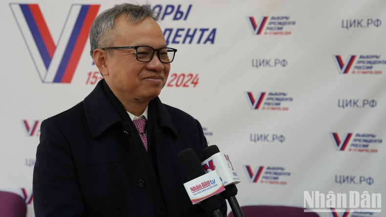 Заместитель председателя Комитета по внешним связям НС Вьетнама Нгуен Мань Тиен дает интервью корреспонденту газеты «Нянзан». Фото: Суан Хынг Заместитель председателя Комитета по внешним связям НС Вьетнама Нгуен Мань Тиен дает интервью корреспонденту газеты «Нянзан». Фото: Суан Хынг