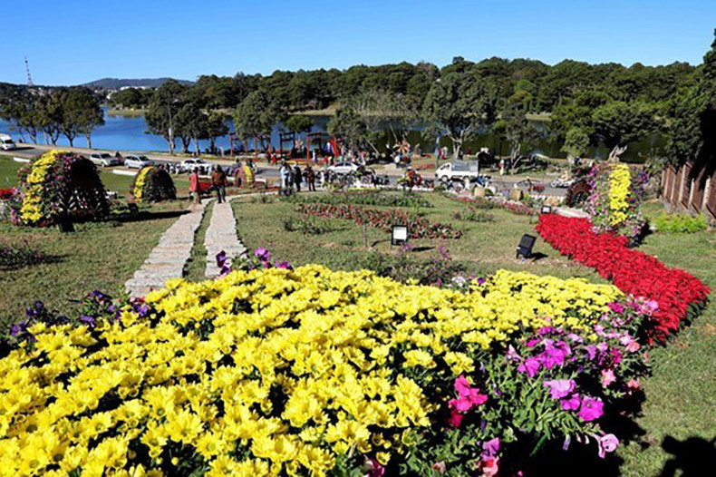 Цветочная площадка у озера Суанхыонг в городе Далат. (Фото: ВИA) Цветочная площадка у озера Суанхыонг в городе Далат. (Фото: ВИA)