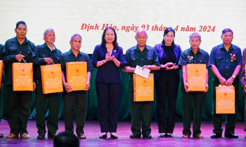 И.о. Президента Во Тхи Ань Суан вручает подарки людям, имеющим заслуги перед Отечеством, в уезде Диньхоа. И.о. Президента Во Тхи Ань Суан вручает подарки людям, имеющим заслуги перед Отечеством, в уезде Диньхоа.