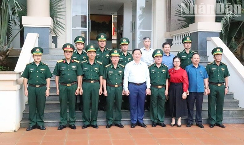 Товарищ Нгуен Чонг Нгиа и рабочая делегация фотографируются с руководителями Командования пограничной службы провинции Даклак. Товарищ Нгуен Чонг Нгиа и рабочая делегация фотографируются с руководителями Командования пограничной службы провинции Даклак.