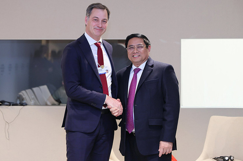 Премьер-министр Фам Минь Тьинь и Премьер-министр Бельгии Александр Де Кроо. Фото: ВИА Премьер-министр Фам Минь Тьинь и Премьер-министр Бельгии Александр Де Кроо. Фото: ВИА