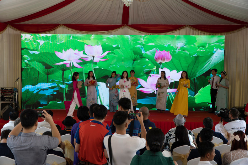 Номер по представлению вьетнамских костюмов «аозай» привлек внимание многих посетителей. Фото: Нгуен Хиеп