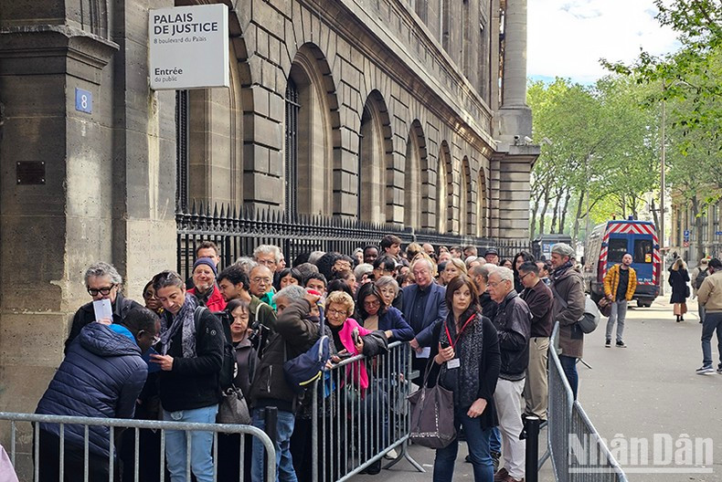 Многие вьетнамцы, проживающие во Франции, и представители французских ассоциаций пришли поддержать г-жу Чан То Нга на слушаниях. Фото: Минь Зюи