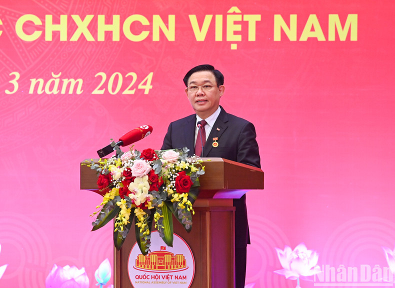 Председатель НС Выонг Динь Хюэ выступает с речью. Фото: Зюи Линь Председатель НС Выонг Динь Хюэ выступает с речью. Фото: Зюи Линь