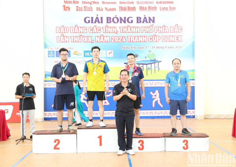 Журналист Хоанг Ань (газета «Тхайнгуен») завоевал первое место в одиночном разряде среди мужчин до 50 лет. Журналист Хоанг Ань (газета «Тхайнгуен») завоевал первое место в одиночном разряде среди мужчин до 50 лет.