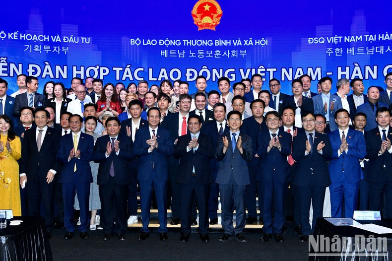 Премьер-министр Фам Минь Тьинь фотографируется с участниками форума. Фото: Тхань Жанг Премьер-министр Фам Минь Тьинь фотографируется с участниками форума. Фото: Тхань Жанг