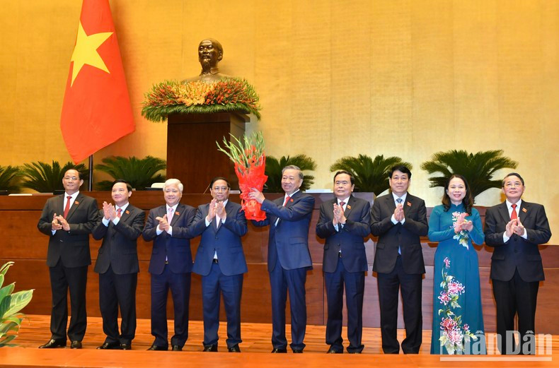 Руководители Партии и Государства вручают цветы Президенту То Ламу. Фото: Линь Кхоа