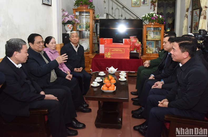 Премьер-министр Фам Минь Тьинь и семья больного военнослужащего Чан Ван Тхэ. Премьер-министр Фам Минь Тьинь и семья больного военнослужащего Чан Ван Тхэ.