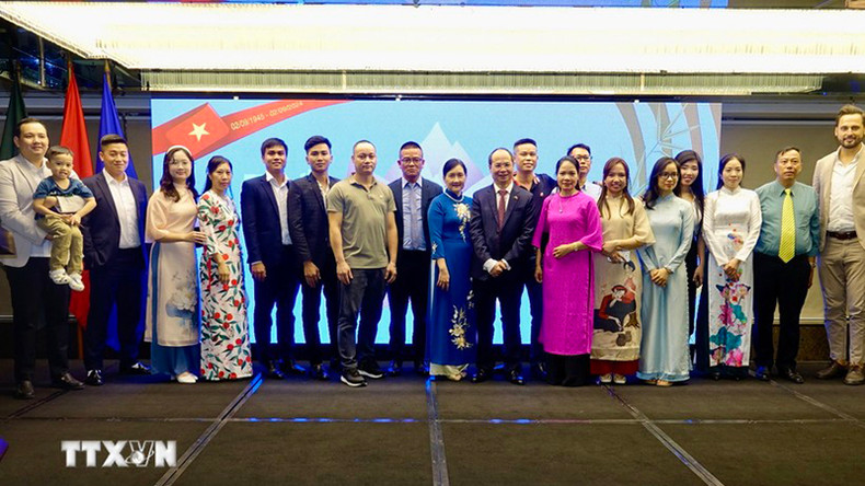 Посол Вьетнама в Бангладеш Нгуен Мань Кыонг, сотрудники Посольства и представители вьетнамской диаспоры на мероприятии. Фото: ВИА Посол Вьетнама в Бангладеш Нгуен Мань Кыонг, сотрудники Посольства и представители вьетнамской диаспоры на мероприятии. Фото: ВИА