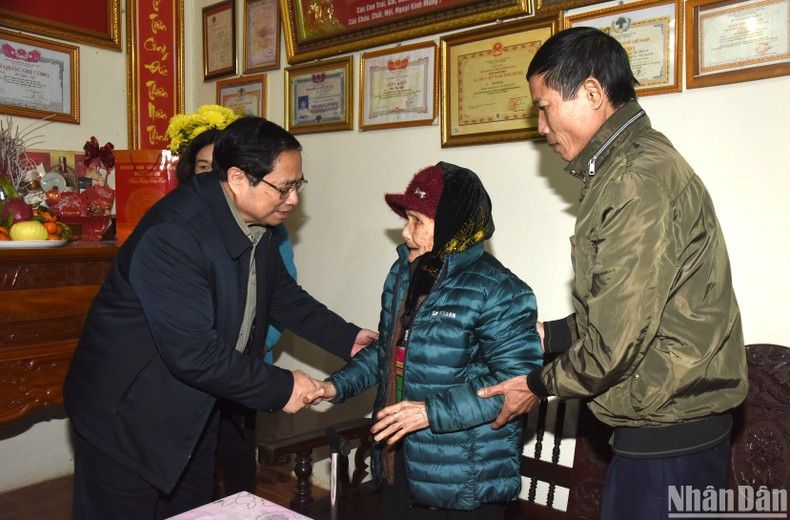 Премьер-министр Фам Минь Тьинь навещает вьетнамскую мать-героиню Буй Тхи Ньи (104 года, представительница народности Мыонг) в общине Миньшон уезда Нгоклак. Премьер-министр Фам Минь Тьинь навещает вьетнамскую мать-героиню Буй Тхи Ньи (104 года, представительница народности Мыонг) в общине Миньшон уезда Нгоклак.