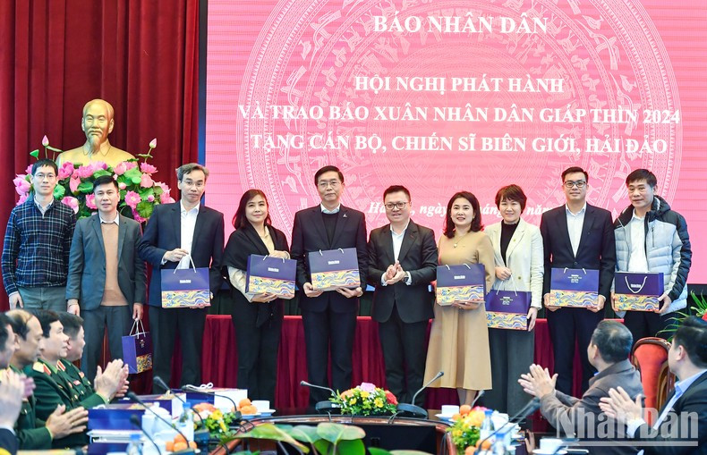 Товарищ Ле Куок Минь вручает благодарственные подарки представителям подразделений и спонсоров. Фото: Тхань Дат Товарищ Ле Куок Минь вручает благодарственные подарки представителям подразделений и спонсоров. Фото: Тхань Дат