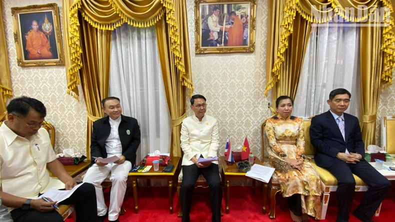 Заместитель министра Ле Тхи Тху Ханг на рабочей встрече с Губернатором провинции Канчанабури Тоцапоном Чайкомином. Фото: Суан Шон Заместитель министра Ле Тхи Тху Ханг на рабочей встрече с Губернатором провинции Канчанабури Тоцапоном Чайкомином. Фото: Суан Шон