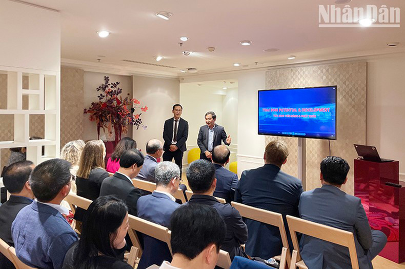 Председатель Народного совета провинции Тхайбинь Нгуен Тиен Тхань представляет инвестиционные и деловые возможности. Фото: Минь Зюи Председатель Народного совета провинции Тхайбинь Нгуен Тиен Тхань представляет инвестиционные и деловые возможности. Фото: Минь Зюи