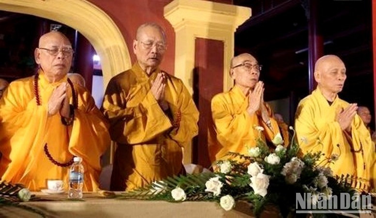 Священнослужители выполняют ритуал.