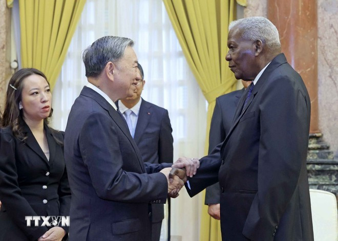 Президент То Лам и Председатель НАНВ Кубы Эстебан Ласо Эрнандес. Фото: ВИА Президент То Лам и Председатель НАНВ Кубы Эстебан Ласо Эрнандес. Фото: ВИА